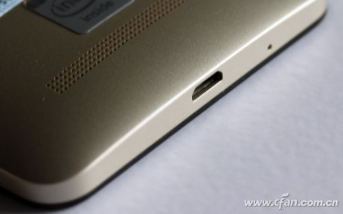 华硕ZenFone-5顶部的USB口