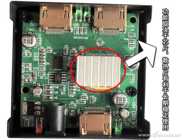 04----请记住:一分钱一分货 淘宝上30元内的分配器多为HDMI 1.3b标准,我们只能通过设备上的按钮手动切换信号源(图5)。最悲剧的是,此类设备对PC和XBOX360的兼容性不佳,仅适用于机顶盒、DV和PS3等设备。此外,部分产品在同时接入两个运行的设备时会出现没有声音的问题,需要关闭一个设备的电源后才可恢复正常。
