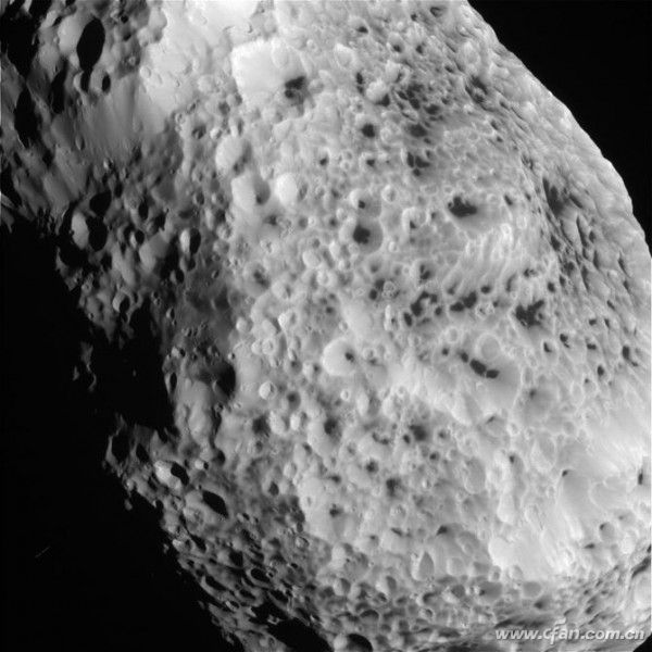 卡西尼号接近土卫七成功拍摄海绵状表面