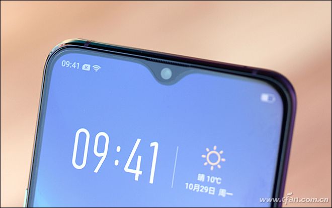 我们很难发觉oppo r17 pro和r17的区别,因为它们都采用了全新的"水滴