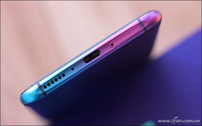 OPPO R17 Pro底部接口，SIM卡槽也放在了这里