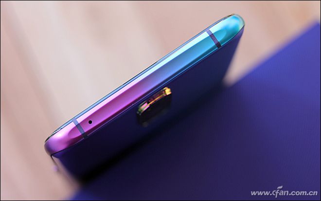 OPPO R17 Pro机身顶部设计